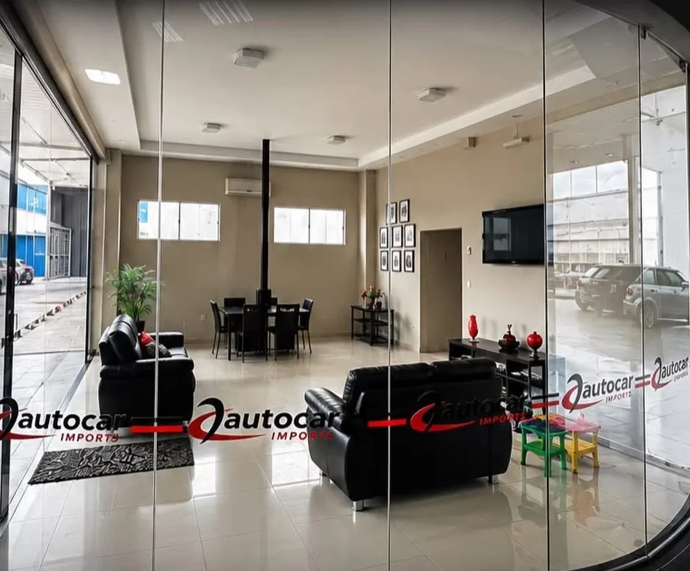 Lounge de espera climatizado da Autocar Imports